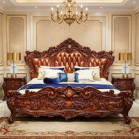 Hochwertiges Vintage-Bett mit Walnuss-Finish, Echtes Leder, Schwere Tiefengravur, Robuster Rahmen, Luxuriöses Holzbett für Penthouse-Hauptschlafzimmer