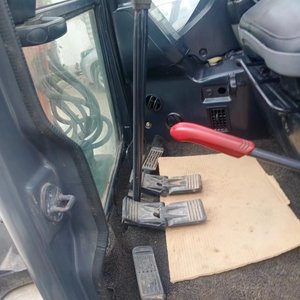 Mini-excavatrice Hitachi ZX50 U ZAXIS 50 d'occasion, haute qualité, capacité de 5 tonnes, avec chenilles en caoutchouc et pince à griffes. - Product Image 2