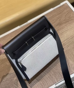 <span class=keywords><strong>2025</strong></span> Mini Túi Vải Cho Phụ Nữ Đa Năng Phong Cách Giản Dị Dây Kéo Chuỗi Thư Đinh Tán Vai Duy Nhất Crossbody Thiết Kế Mới Cho Mùa Xuân - Product Image 6