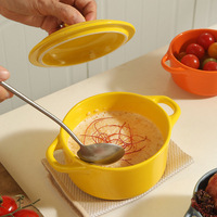 Plat de cuisson en porcelaine à double poignée avec couvercle, design moderne et minimaliste, émail coloré, pour œufs à la vapeur et soupes.