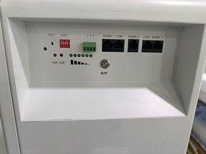 Système de stockage d'énergie solaire domestique sur pied 51,2 V 314 Ah 16 kWh avec batterie LiFePO4 et affichage sur roues - Product Image 4