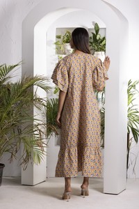 Vestido con estampado Buti color mostaza y mangas con doble volante para mujer, con cuello en V y detalle de blusa con pliegues para un estilo étnico elegante. - Product Image 2