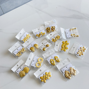 Pendientes de botón de acero inoxidable chapado en oro PVD de 18 quilates, impermeables, hipoalergénicos, con diseño de flor, lazo, geométrico y concha ondulada, regalo 2026 - Product Image 2