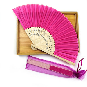 Vente en gros de <span class=keywords><strong>papier</strong></span> pliant/<span class=keywords><strong>tissu</strong></span> de haute qualité avec logo imprimé personnalisé en plastique ventilateurs à main imprimés - Product Image 5