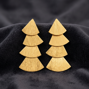 SOUMYA CREATIONS Boucles d'oreilles clous géométriques en laiton plaqué or faites à la main pour femmes, avec accents de quartz, perles et diamants, design tendance, Rajasthan - Product Image 1