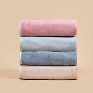 Serviette de toilette en microfibre personnalisée 80% polyester 20% polyamide pour le nettoyage du visage, séchage rapide, avec broderie et crochet - Product Image 1