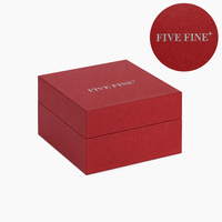 Boîte cadeau rigide pour montre en papier texturé bleu, rouge, blanc et noir, avec logo personnalisé en relief argenté, fabriquée à la main