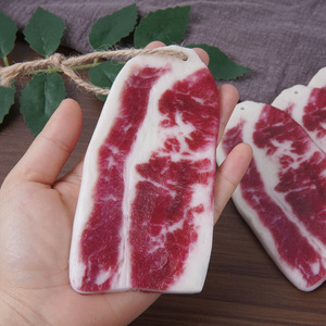 Réplica a escala 1:1 de carne de res (hombro de cerdo) con textura de mármol, para cortavideos y videos de televisión; también como utilería para carne de res marinada. - Product Image 2