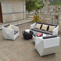 Ensemble de canapés de patio en plastique de style ferme avec table basse texturée diamant et chaise compacte pour balcon et cour