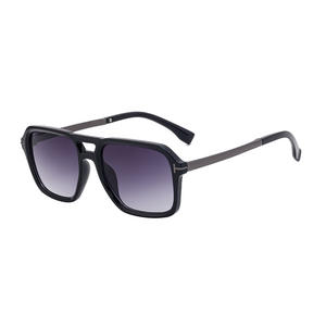 Gafas de sol cuadradas de estilo europeo hechas a medida para mujer, lentes de PC negras, protección UV400, diseño de moda de Instagram - Product Image 1