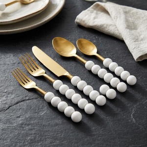 Ensemble de couverts contemporains en or avec des poignées blanches à bulles élégantes |   Vaisselle de luxe pour la salle à manger à domicile, fournisseur indien - Product Image 3
