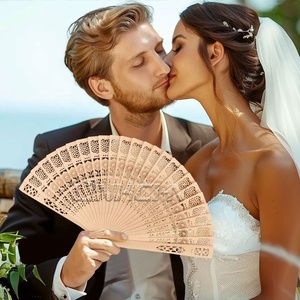 Abanico de mano de sándalo con logotipo grabado como regalo de recuerdo de boda - Product Image 1
