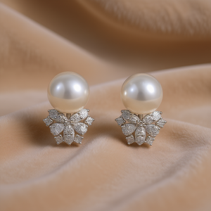 Orecchini a perno E2028 in oro bianco con perle, montatura a pavé a forma di fiore, perle d'acqua salata, gioielli classici da donna per matrimonio - Product Image 2