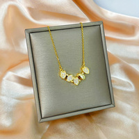 Collier pendentif plaqué or scintillant, design intemporel avec accents de cristal, colliers élégants de haute joaillerie