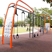 Barre de traction intégrée avec entraînement suspendu, équipement de fitness extérieur personnalisé pour l'exercice d'escalade multifonctionnel.