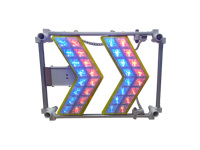 Panneau de flèche en métal de guidage du trafic Avertissement LED rouge et bleu pratique réfléchissant pour le détournement du trafic routier