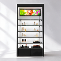 Meuble de présentation cosmétique en verre rose avec base noire, présentoir de maquillage étroit avec bande logo grise