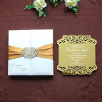 Invitation de mariage personnalisée en tissu de soie, dans un coffret, avec découpe laser en acrylique miroir doré, boucle en diamant et ruban.