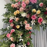 Arche de fleurs artificielles avec des roses colorées mélangées, feuillage vert, décoration florale pour mariage, réception, stand, scène, fond