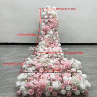Camino de flores rosa y blanco con orquídeas Phalaenopsis y hortensias para la entrada de la ceremonia de boda, arreglo floral.