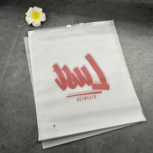 Bolsa de Plástico para Camisetas con Cierre Hermético de PVC Esmerilado Impresa Personalizada - Product Image 5