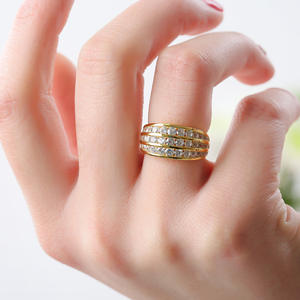 Anello da Cocktail Q230 per Donna, Placcato Oro con Zirconia Cubica, Incastonatura a Canale, Pietra Rotonda, Gioiello Elegante per Feste - Product Image 4