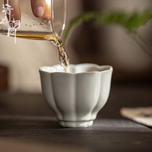 Taza Maestra de Porcelana Ding Ware con Forma de Flor Grande, Hecha a Mano para Té Kung Fu - Product Image 1