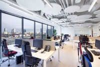 Panneaux de plafond au design moderne 4*4 pieds, baffles suspendus, absorption acoustique, baffle acoustique, câble en acier de 40 mm, personnalisable gratuitement