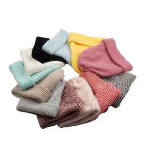 Bonnet tricoté en cachemire et fourrure de lapin angora doux et moelleux pour femme et fille, style décontracté et luxueux, idéal pour l'hiver (vente en gros) - Product Image 1
