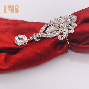 Anelli <span class=keywords><strong>Portatovaglioli</strong></span> <span class=keywords><strong>in</strong></span> Cristallo Placcato <span class=keywords><strong>Argento</strong></span> con Strass per Decorazione Tavoli Matrimoniali - Product Image 3