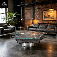 Table basse à double plateau avec un design en forme de mouton, dessus en placage de bois et verre transparent, avec une base en acier inoxydable doré