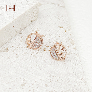 Boucles d'oreilles clous minimalistes en forme d'étoile délicate en diamant, design tendance, or jaune 18 carats pur, fabricant de bijoux fins - Product Image 4