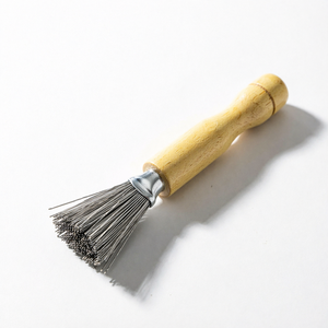 Limpiador de brochas de maquillaje con mango de madera y cerdas metálicas para uso diario - Product Image 1