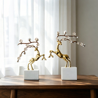 Sculpture de cerf en or de luxe avec base en marbre, artisanat métallique personnalisé, ornement de bureau, décoration intérieure, décoration de maison, vente en gros