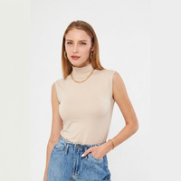 Venta al por mayor del fabricante: Top de punto de viscosa beige sin mangas con cuello simulado para mujer, ajuste regular, estilo casual básico.