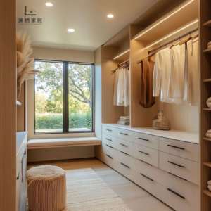 Dressing sur mesure <span class=keywords><strong>de</strong></span> luxe en bois pour mezzanines avec étagères <span class=keywords><strong>de</strong></span> présentation et armoires <span class=keywords><strong>de</strong></span> rangement <span class=keywords><strong>sous</strong></span> fenêtre pour villa à Brisbane - Product Image 3