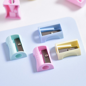 Deli 0531 Pencil Sharpener Manual Plastic Student School Use Colorful Set - Product Image 1