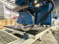 Scie à pont CNC italienne 5 axes Hualong pour la découpe de pierre, machine à découper le marbre et le granit pour comptoirs et éviers, moteur 26,4 kW