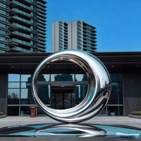 Sculpture moderne en acier inoxydable en forme d'anneau de Möbius, poli miroir, pour la décoration de jardins, de places publiques et de paysages