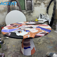 Mesa de Comedor Artística Pintada a Mano, Mesa Redonda de FRP Multicolor de Lujo, Mesa Escultural Abstracta Personalizada para Proyectos de Restaurantes de Alta Gama