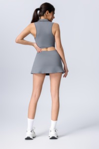 Comodo completo sportivo con colletto polo, piccolo scollo a risvolto, delicato design a V e gonna in stile tennis. - Product Image 6