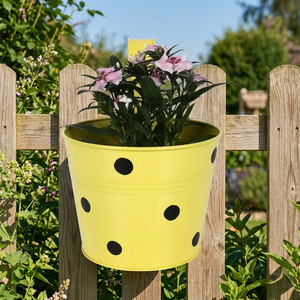 Seau en métal jaune avec points noirs, jardinière de 7x6 pouces pour fleurs et plantes vertes, style rustique - Product Image 1