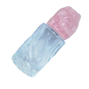 Flacon de parfum en verre courbé artistique avec bouchon en pierre de quartz rose authentique - Product Image 3