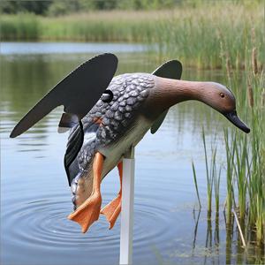 Décoy de canard réaliste activé par le <span class=keywords><strong>vent</strong></span> avec grandes ailes battantes pour la chasse, en plastique PE imperméable, parfait pour les lacs et les marais - Product Image 1