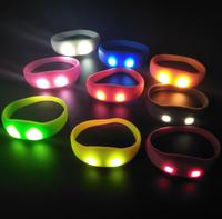 Bracelet LED personnalisé activé par le silicone pour concerts, bar, discothèque, fête, bracelets lumineux clignotants télécommandés