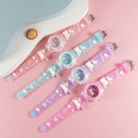 Montre à quartz à cadran 3D de dessin animé créatif pour les séries d'enfants de garçons et de filles d'école primaire avec boîtier lumineux