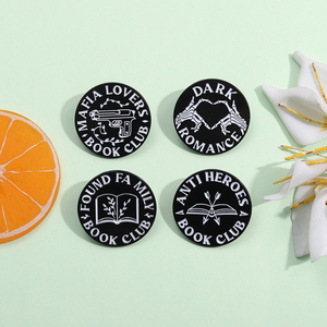 Pin esmaltado de Romance Oscuro Enemigos para amantes Club de libros Broches de quemadura lenta Solapa Mochila Insignia Punk Lectura Accesorios de joyería - Product Image 3