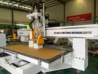 Centro de Mecanizado CNC de 4 Ejes con Sierra Rotativa ATC para Tallado 3D, Fresado Lateral, Puertas de Madera y Muebles