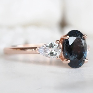 Anillo de Compromiso o Promesa Delicado y Popular de Joyería Fina, Chapado en Oro Rosa S925 con Zafiro Azul Ovalado y Detalles de Circonita Blanca - Product Image 3