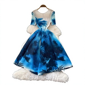 Vestido de noche formal de satén para mujer, con cuello redondo, corte en A, largo hasta el suelo, modesto, con estampado de palmeras, manga casquillo y ribete de piel - Product Image 1